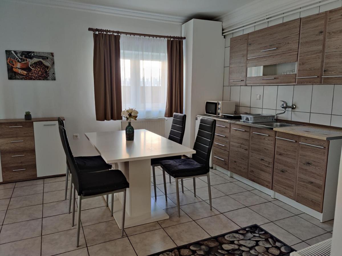 מישקולץ Katalin Apartmanhaz מראה חיצוני תמונה