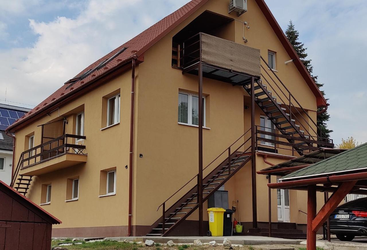 מישקולץ Katalin Apartmanhaz מראה חיצוני תמונה